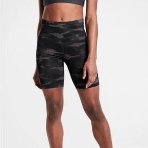 Athleta Ultimate Stash Pocket Camo 7" Shorts Size Large